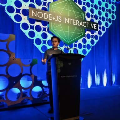 Anas berbicara di panggung Node+JS Interactive